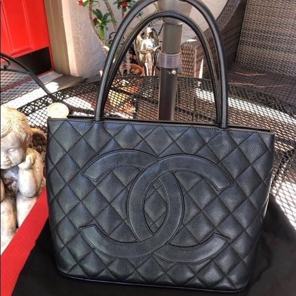 chanel caviar quilted medallion tote black